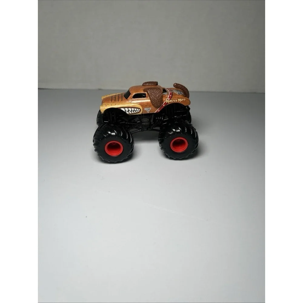 Hot‎ Wheels Monster Jam Mutt Red Tongue Brown Dog 2010 Freestyle Champion Rare